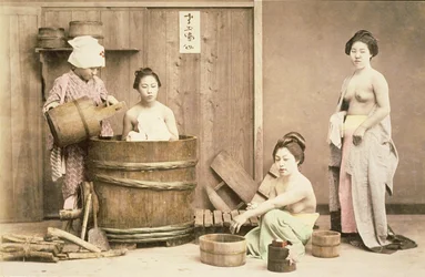 Geishas se baignant, vers 1880 (tirage albuminé colorié à la main)